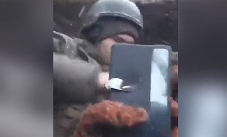 das-leben-eines-ukrainischen-soldaten-wurde-nicht-durch-eine-kevlar-weste,-sondern-durch-sein-telefon-vor-dem-tod-gerettet